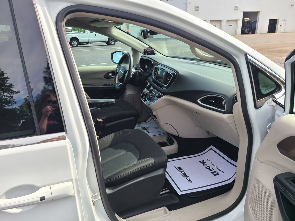 Used 2023 Chrysler Voyager LX FWD image 13