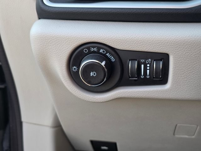 Used 2023 Chrysler Pacifica Touring-L FWD image 31