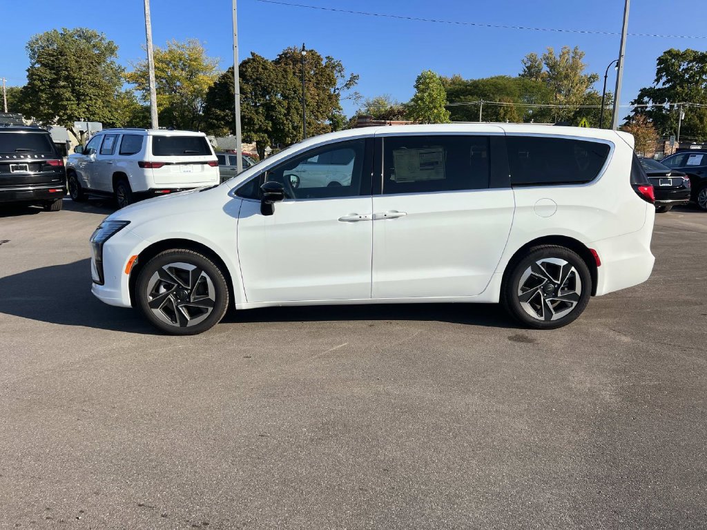 New 2027 Chrysler Pacifica Limited AWD/4WD image 2