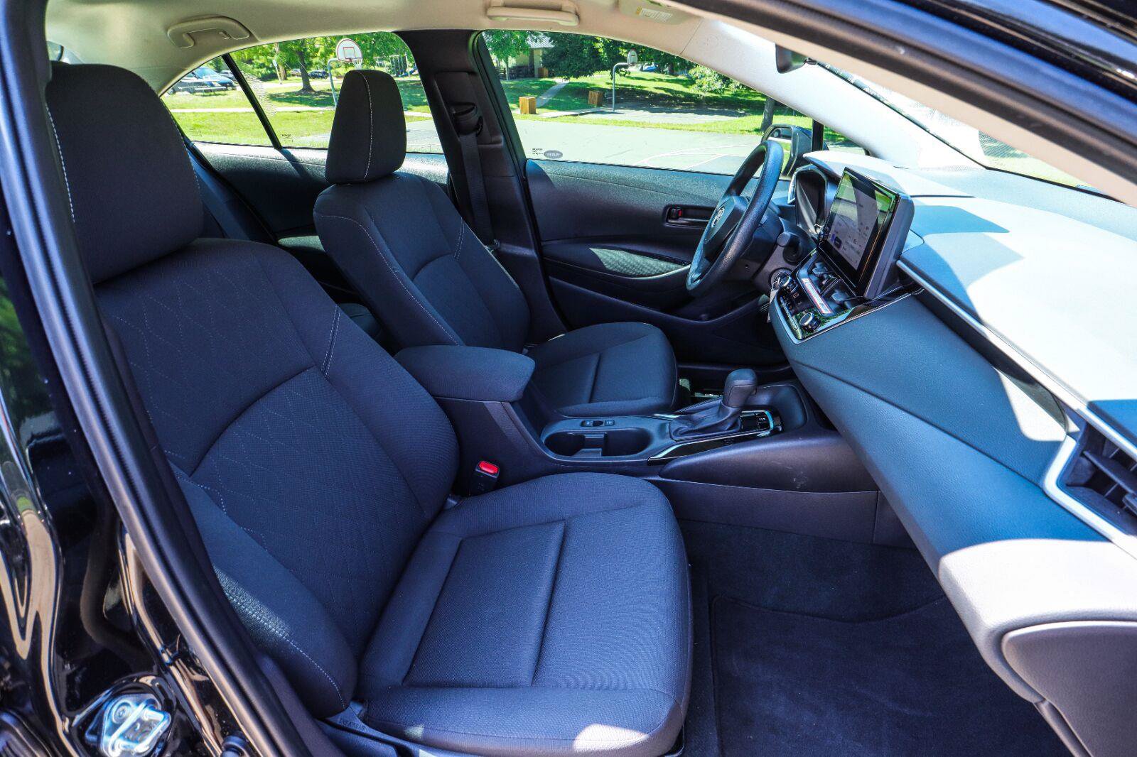 Used 2025 Toyota Corolla LE FWD image 37