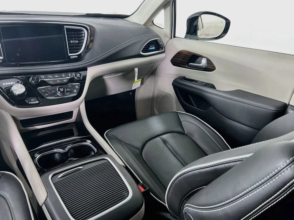 Used 2024 Chrysler Pacifica Limited FWD image 25