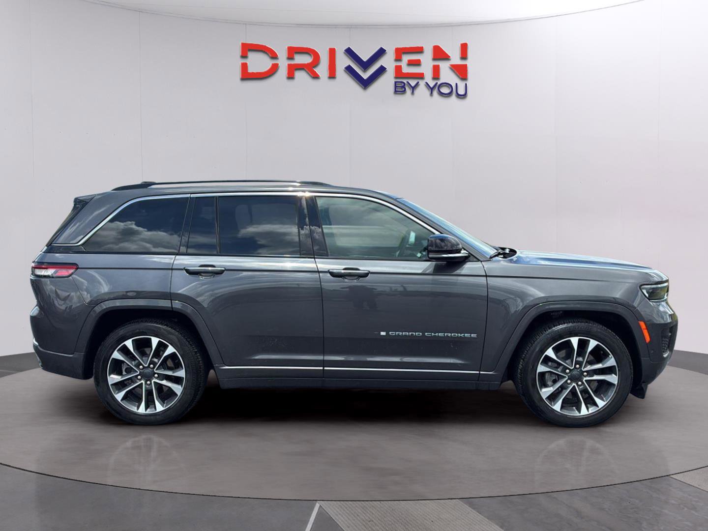 Used 2023 Jeep Grand Cherokee Overland w/ Luxury Tech Group IV AWD/4WD image 4
