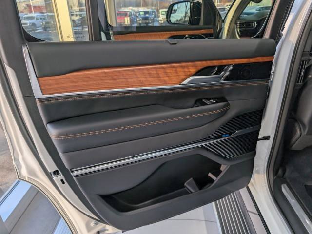 New 2025 Jeep Grand Wagoneer Series III w/ HD Trailer Tow Package image 11