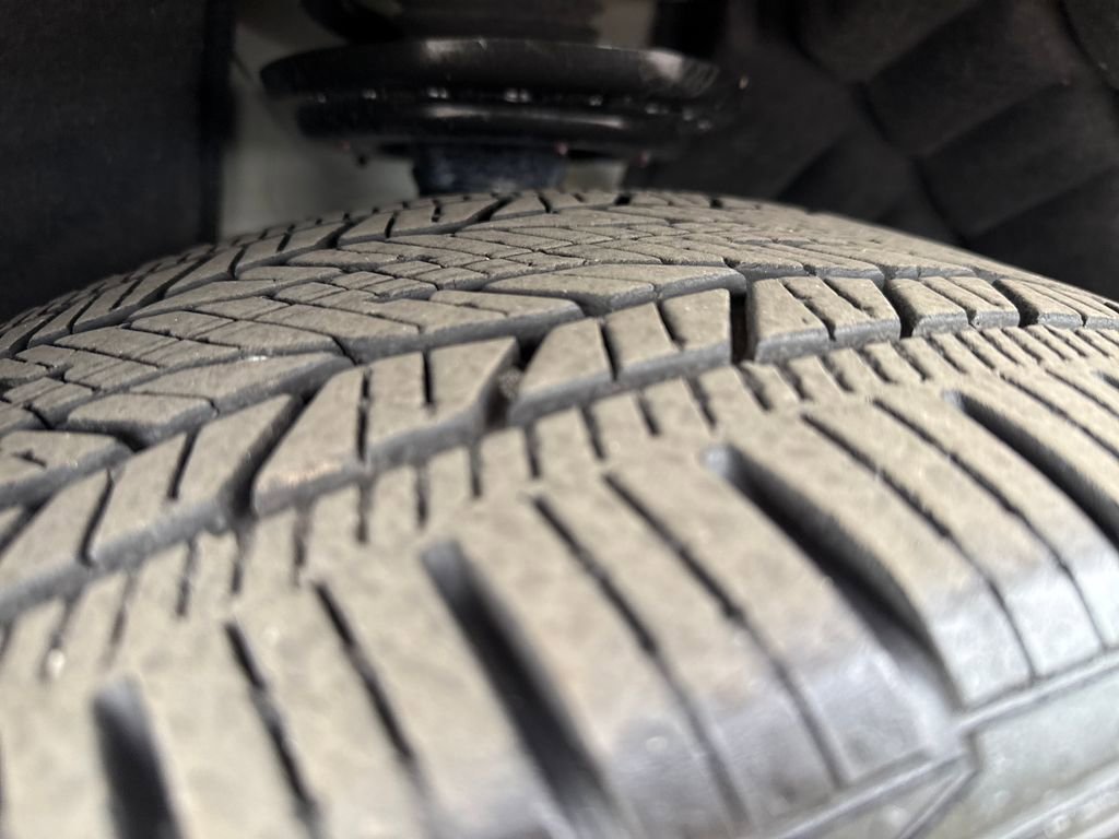 Used 2024 Buick Enclave Essence w/ LPO, Touring Package image 32