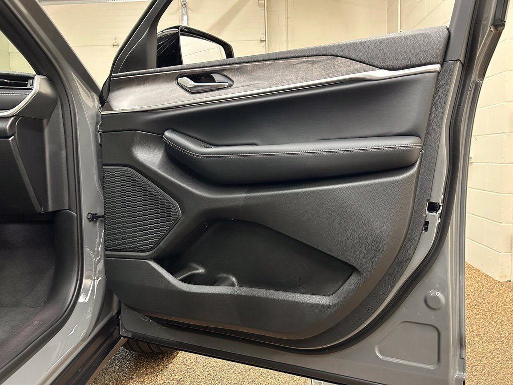 New 2027 Jeep Grand Cherokee L Limited AWD/4WD image 18