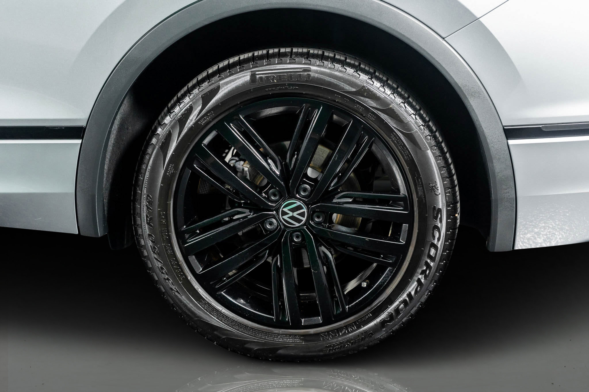 Used 2022 Volkswagen Tiguan SE R-Line image 6