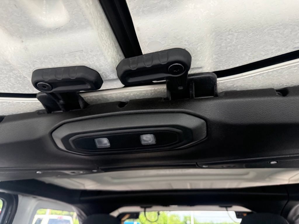 Used 2025 Jeep Wrangler Unlimited Sahara AWD/4WD image 32