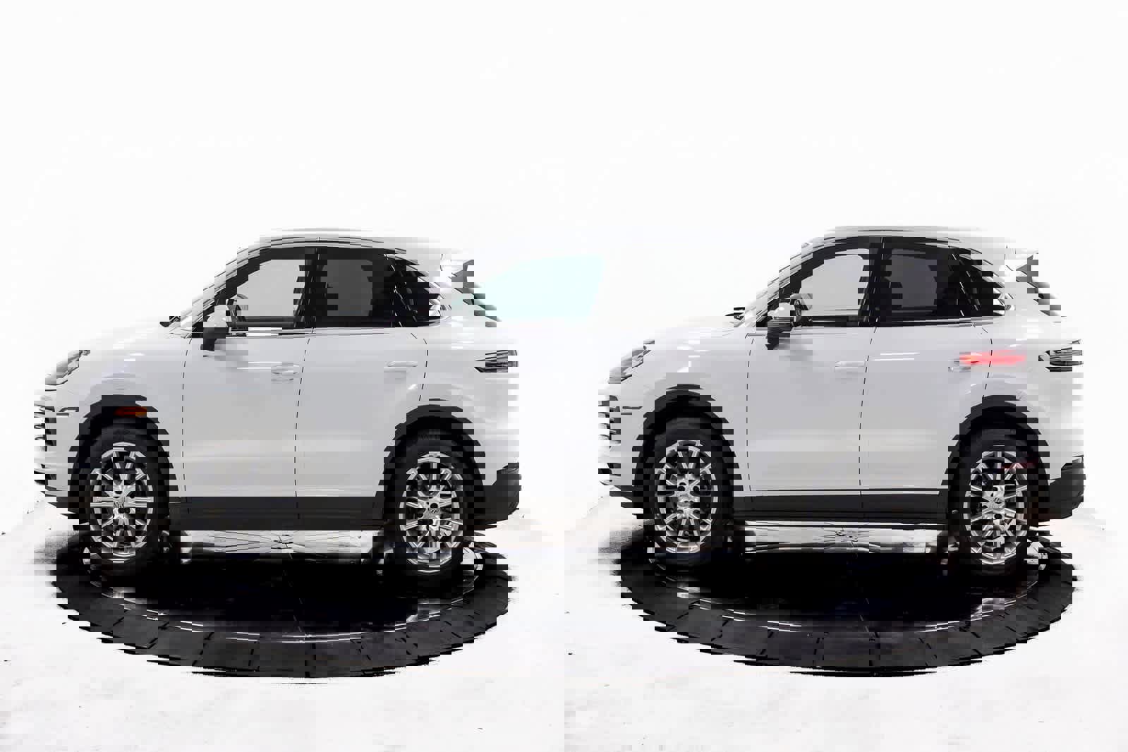 Certified 2022 Porsche Cayenne image 2