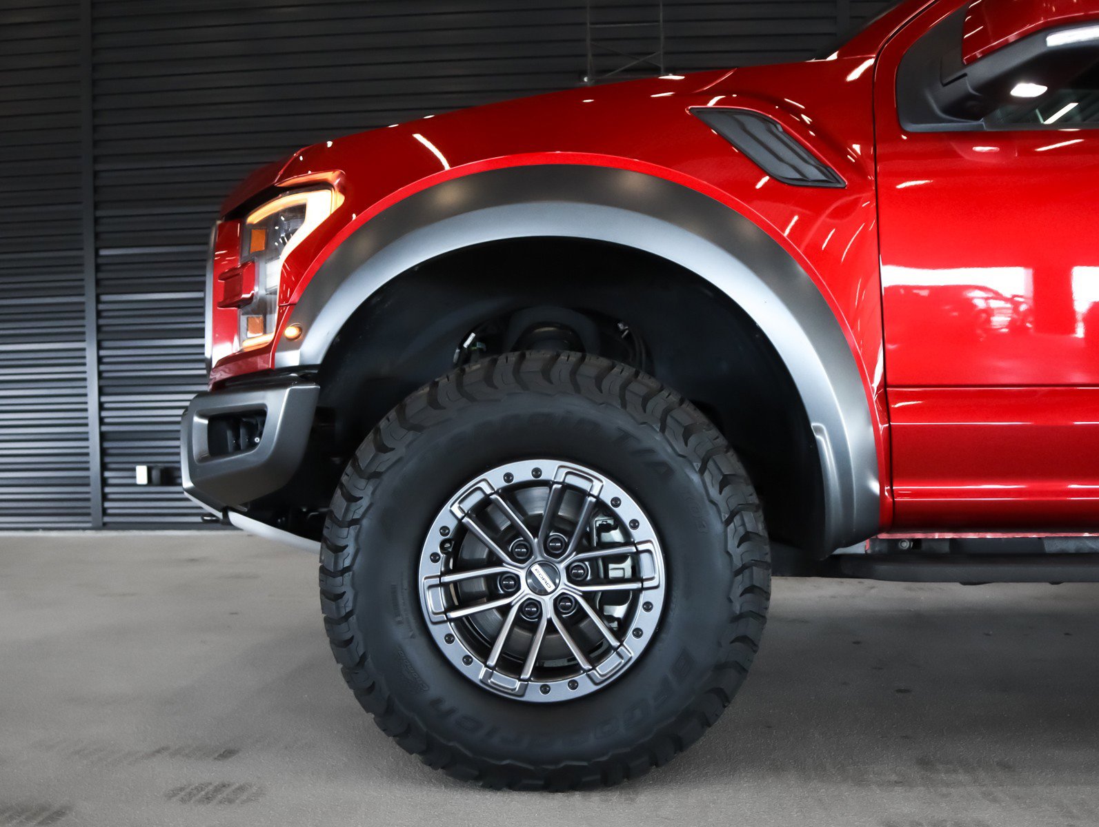Used 2019 Ford F150 Raptor w/ Equipment Group 802A Luxury image 3