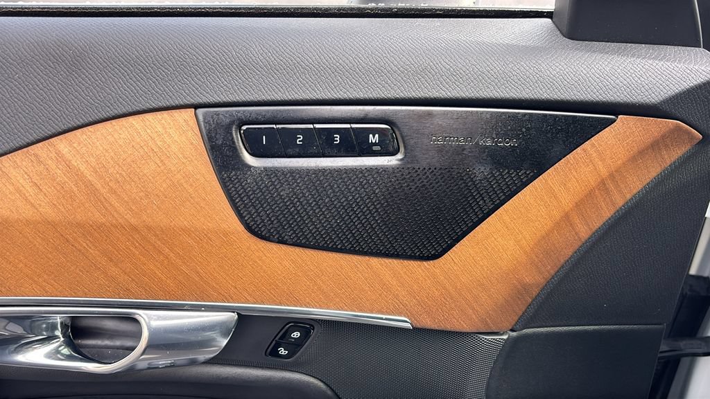 Certified 2025 Volvo XC90 T8 Plus w/ Protection Package AWD/4WD image 11