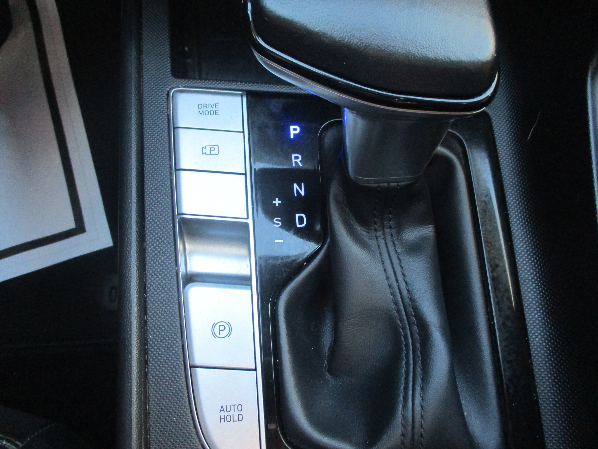 Used 2022 Hyundai Elantra Limited w/ Preferred Accessory Package FWD image 17