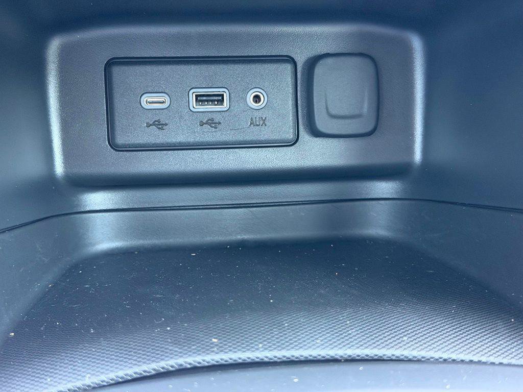 Used 2023 Chevrolet Equinox LS w/ Midnight Edition FWD image 20