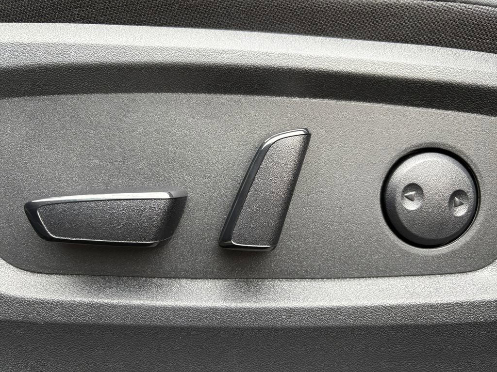 Used 2025 Nissan Pathfinder Platinum FWD image 17