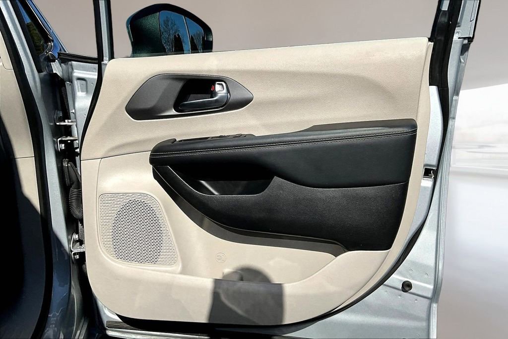 Used 2023 Chrysler Pacifica Touring-L image 29