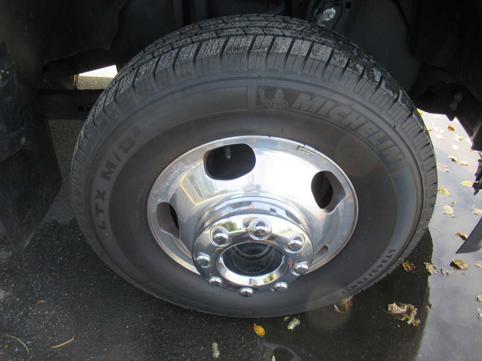 Used 2023 Ford F350 Lariat image 9