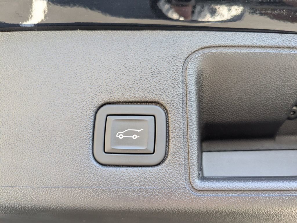 Used 2023 GMC Terrain SLE w/ Driver Convenience Package image 13