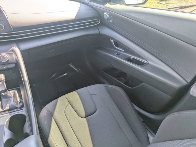 Used 2025 Hyundai Elantra SE FWD image 16
