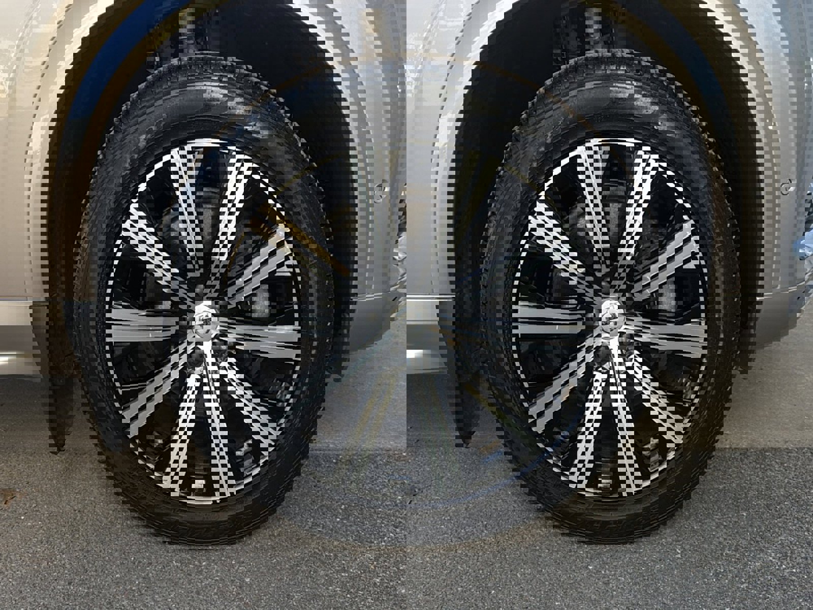 Used 2023 Volvo XC90 B6 Plus w/ Protection Package image 45