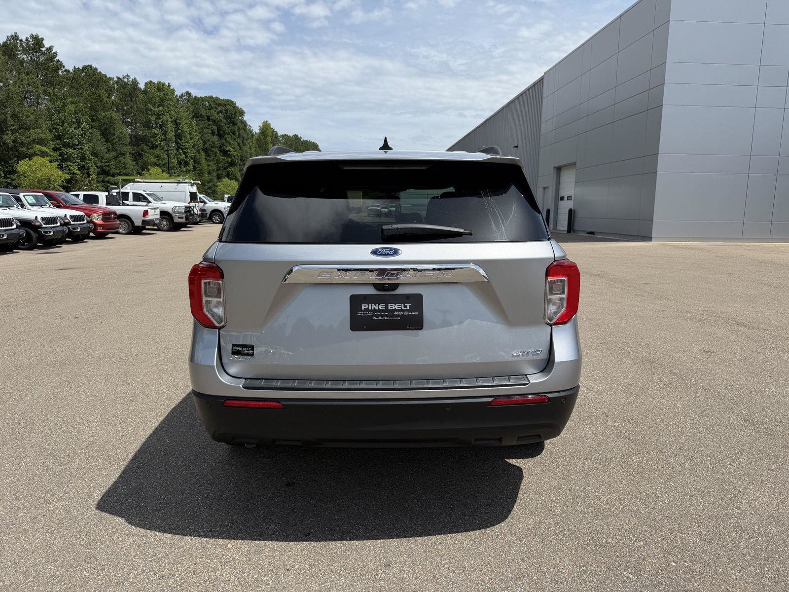 Used 2023 Ford Explorer XLT AWD/4WD image 5