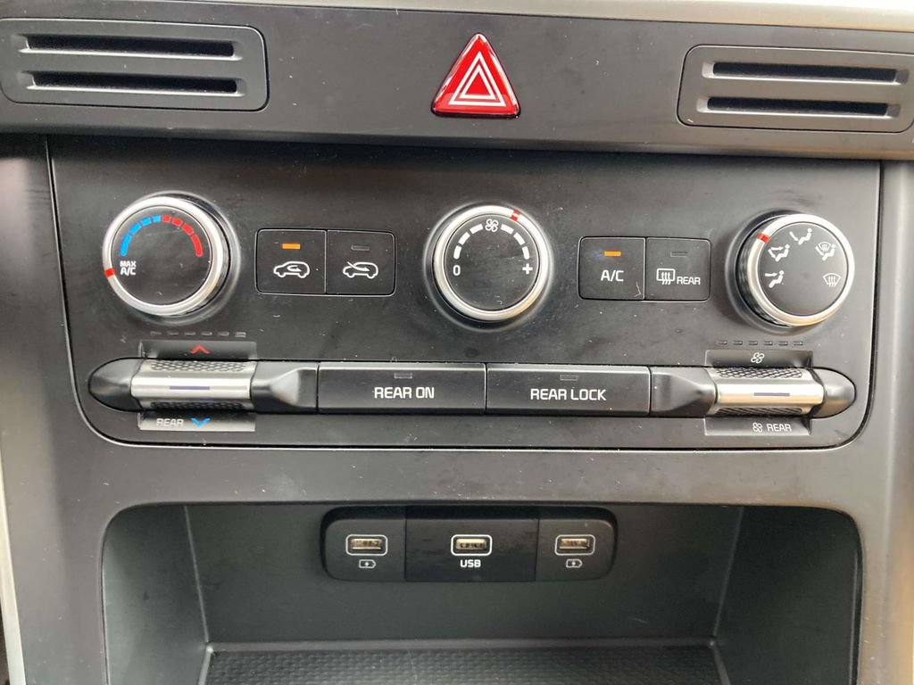 Used 2024 Kia Carnival LX FWD image 15