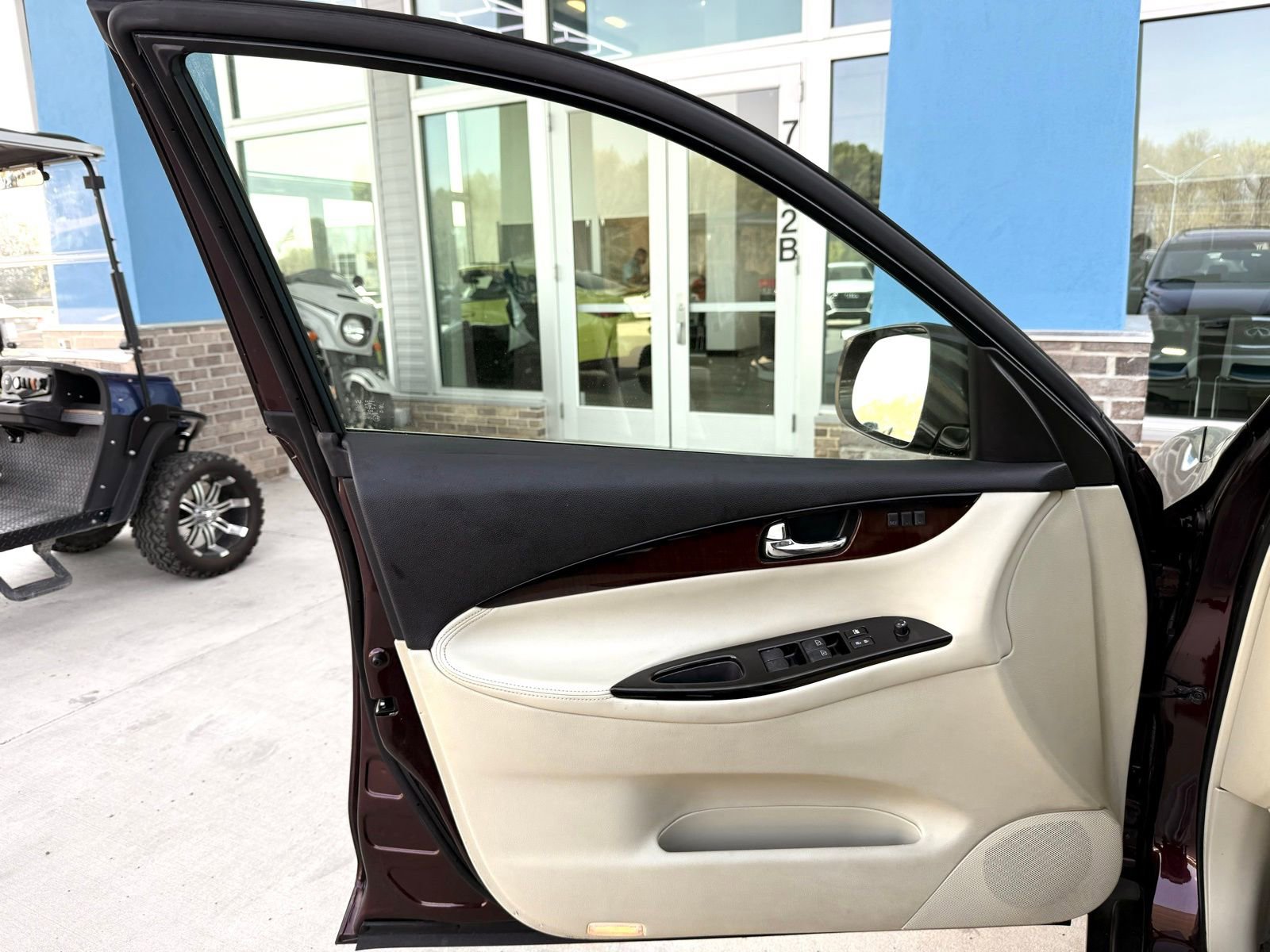 Used 2016 INFINITI QX50 2WD w/ Premium Plus Package image 17