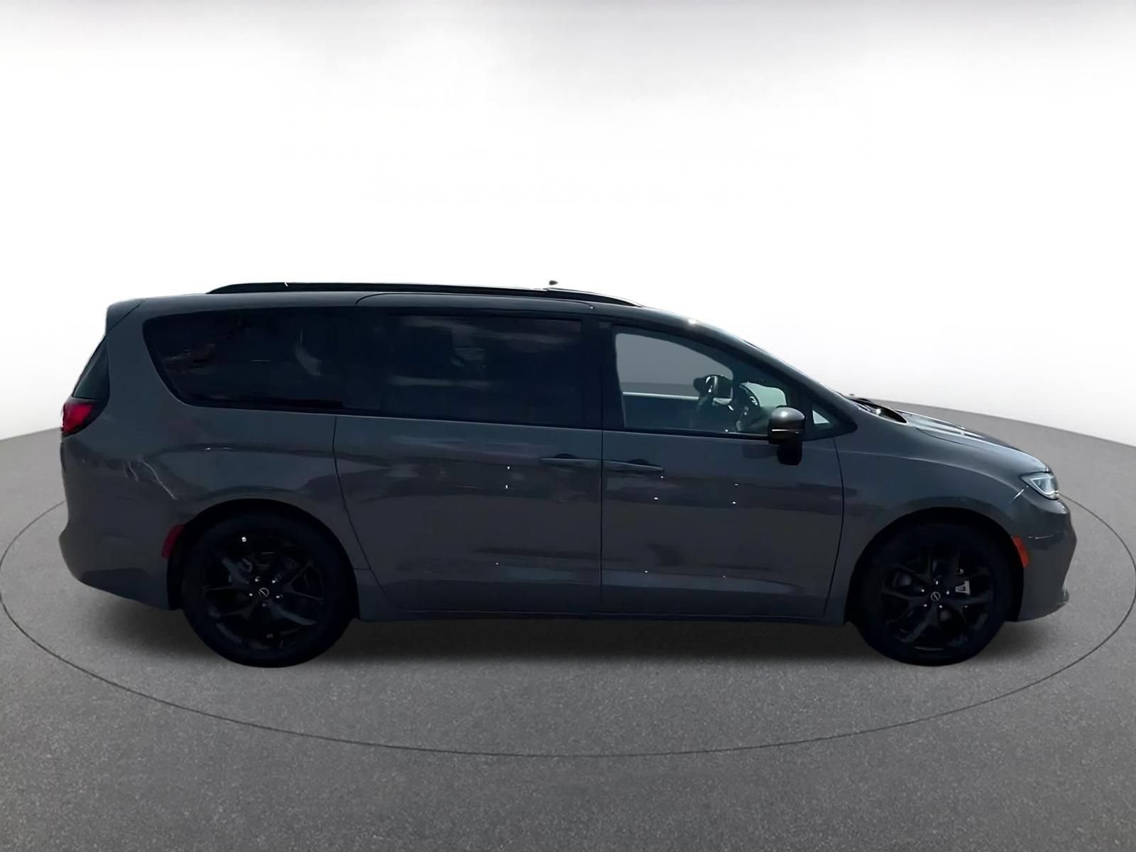 Used 2025 Chrysler Pacifica Limited FWD image 15