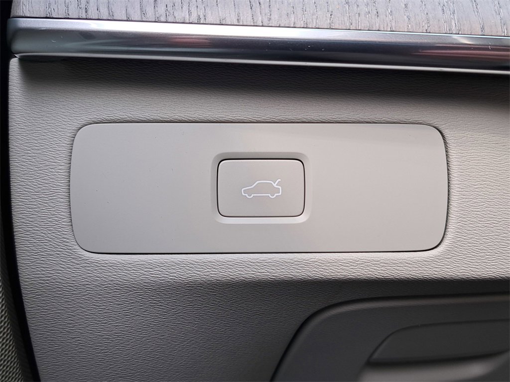 Used 2024 Volvo XC90 B5 Plus w/ Protection Package image 11