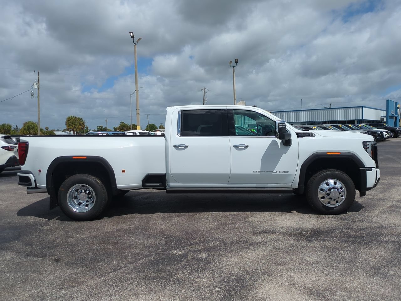 Used 2026 GMC Sierra 3500 Denali Ultimate AWD/4WD image 3