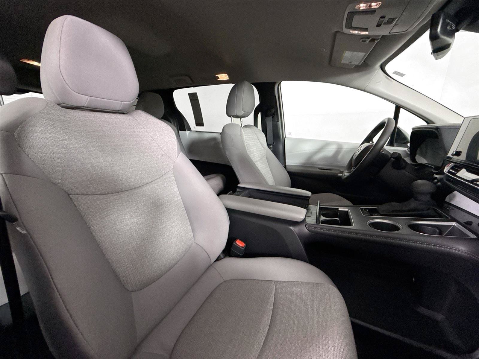 Certified 2026 Toyota Sienna LE FWD image 38