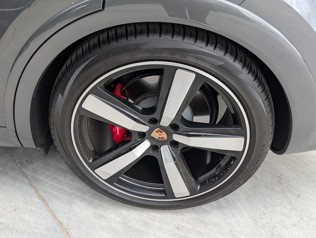Certified 2025 Porsche Cayenne GTS image 11
