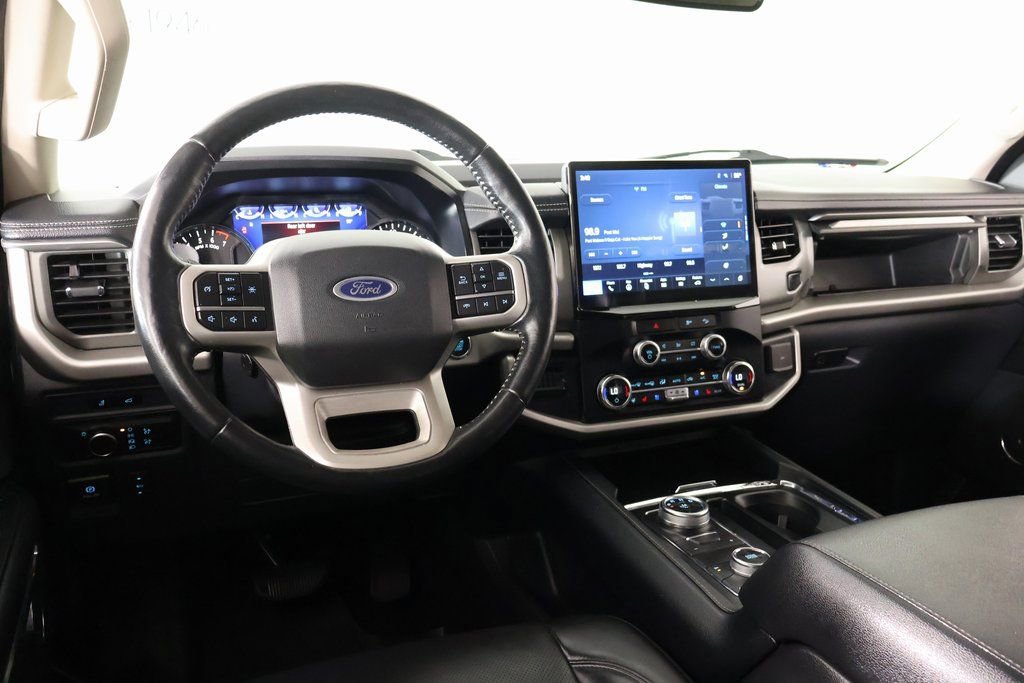 Used 2023 Ford Expedition Max XLT image 2