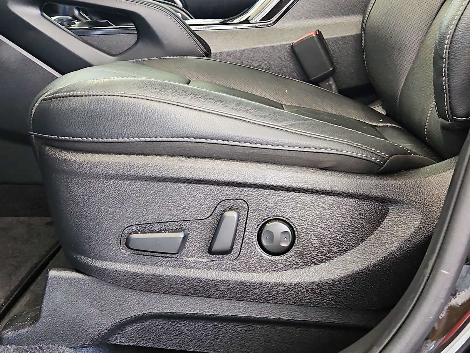 Certified 2025 Kia Telluride EX w/ EX Captain's Chair Package FWD image 14
