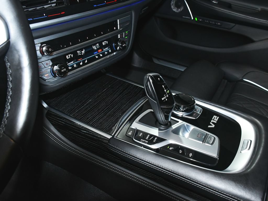 Used 2022 BMW M760i xDrive w/ Luxury Rear Seating Package AWD/4WD image 55