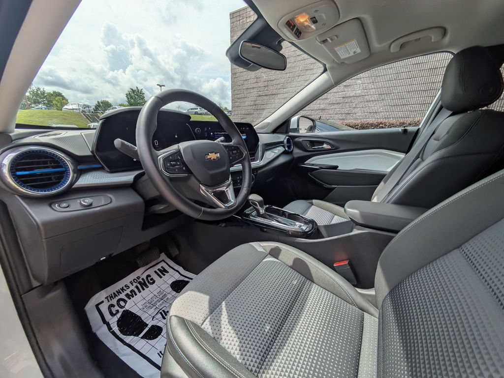 Used 2025 Chevrolet Trax LT w/ LT Convenience Package FWD image 15