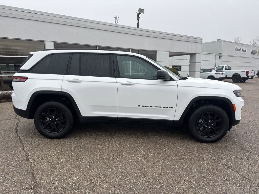 Used 2024 Jeep Grand Cherokee Altitude image 2