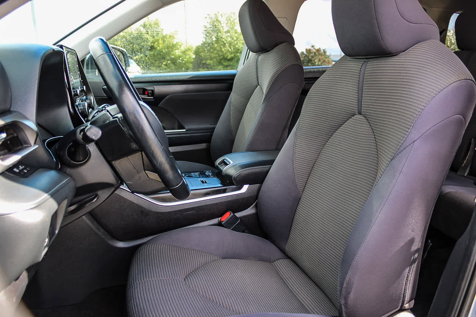 Used 2021 Toyota Highlander LE image 17