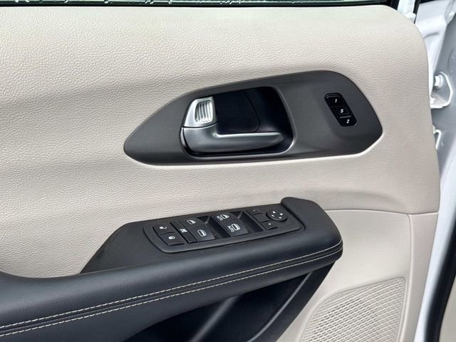 Used 2023 Chrysler Pacifica Touring-L FWD image 27