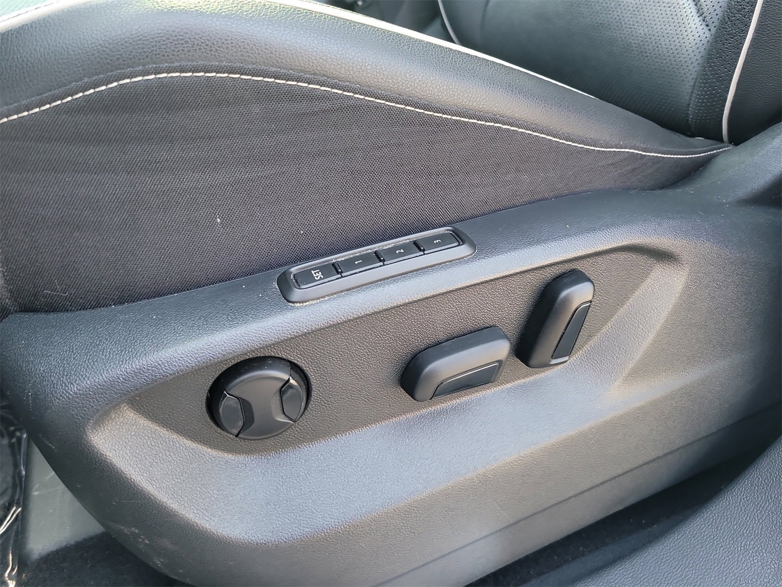 Used 2022 Volkswagen Tiguan SEL R-Line image 19