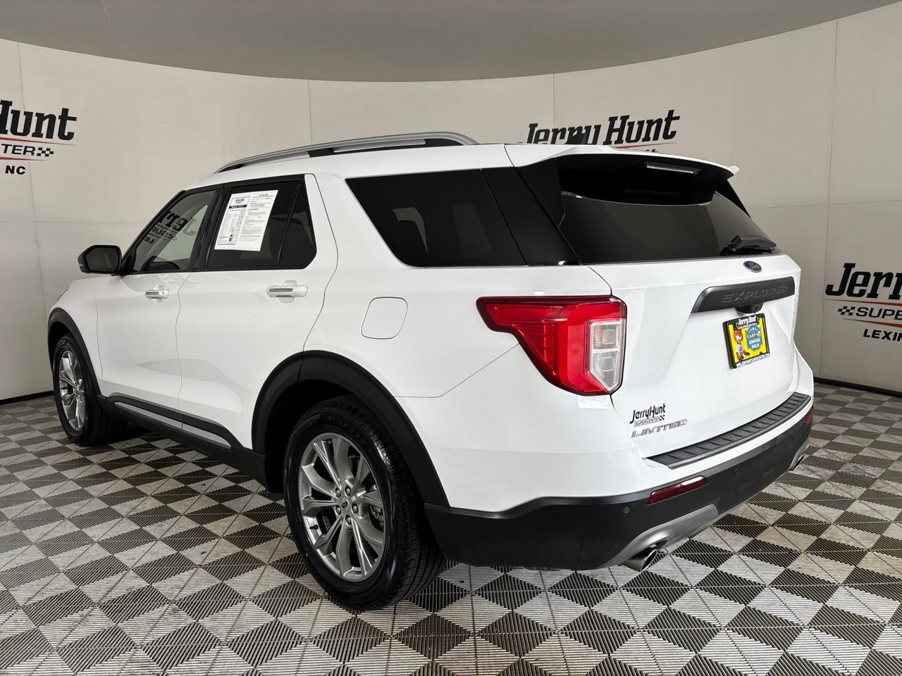Used 2022 Ford Explorer Limited w/ Equipment Group 301A RWD image 6