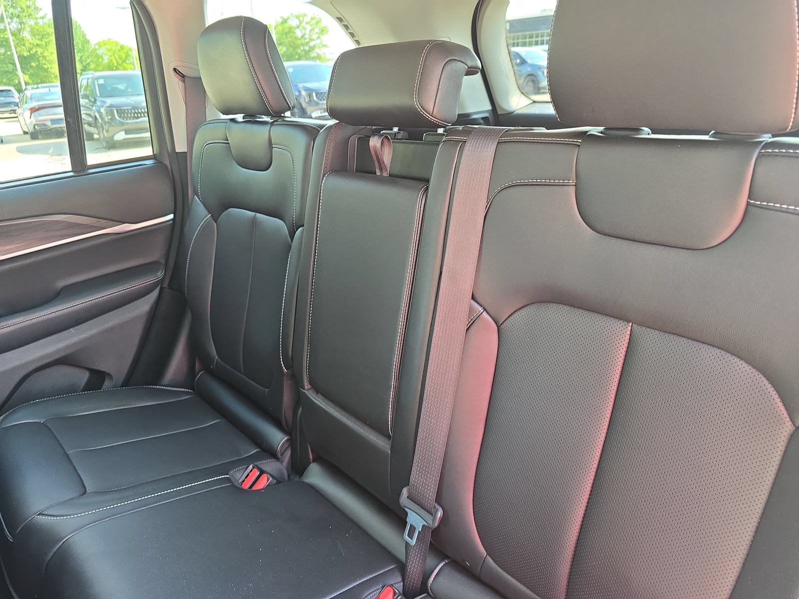 Used 2023 Jeep Grand Cherokee Limited w/ Luxury Tech Group II AWD/4WD image 14