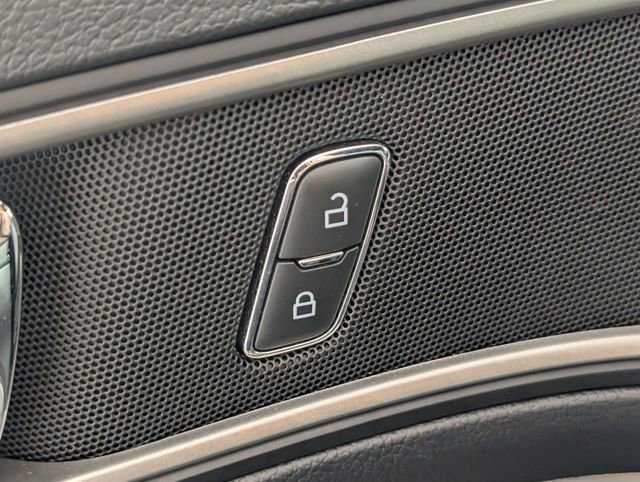 Used 2018 Ford Explorer XLT w/ Equipment Group 202A image 11