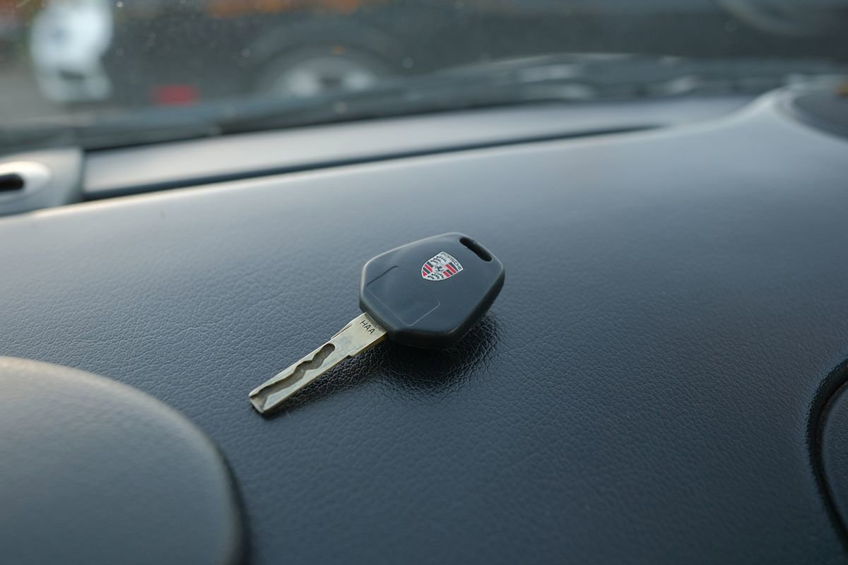 Used 2004 Porsche 911 Carrera 4 image 9