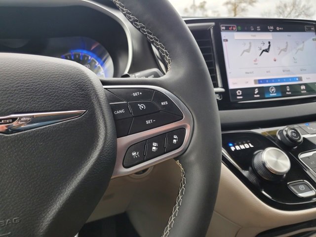 Certified 2024 Chrysler Pacifica Touring-L image 13