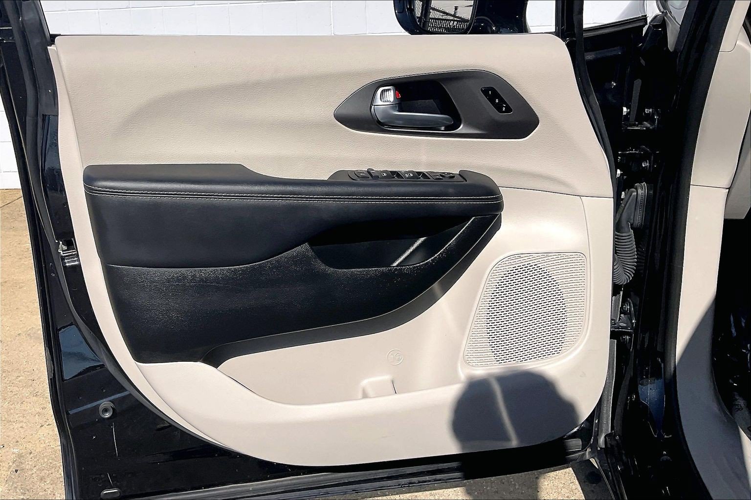 Used 2024 Chrysler Pacifica Touring-L FWD image 27
