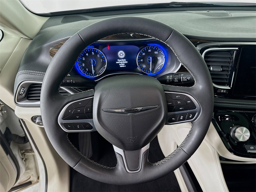 Used 2022 Chrysler Pacifica Limited w/ Uconnect Theater Family Group image 12