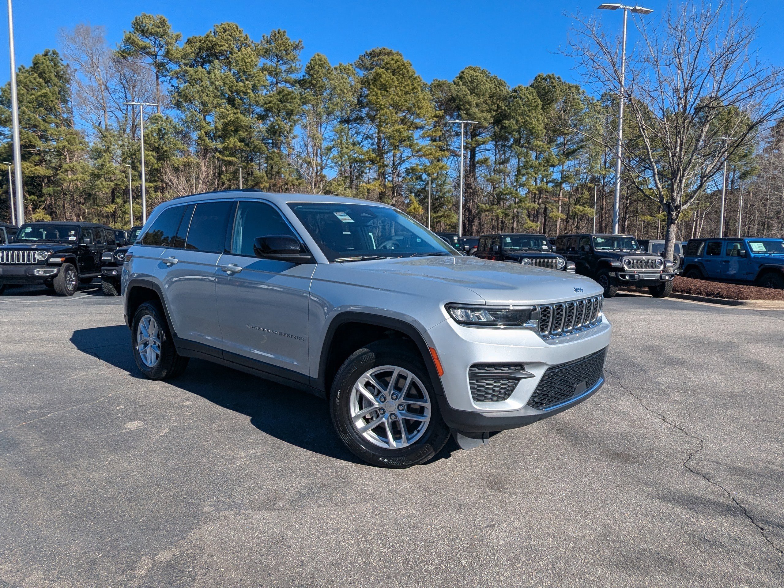 Certified 2023 Jeep Grand Cherokee Laredo X image 3