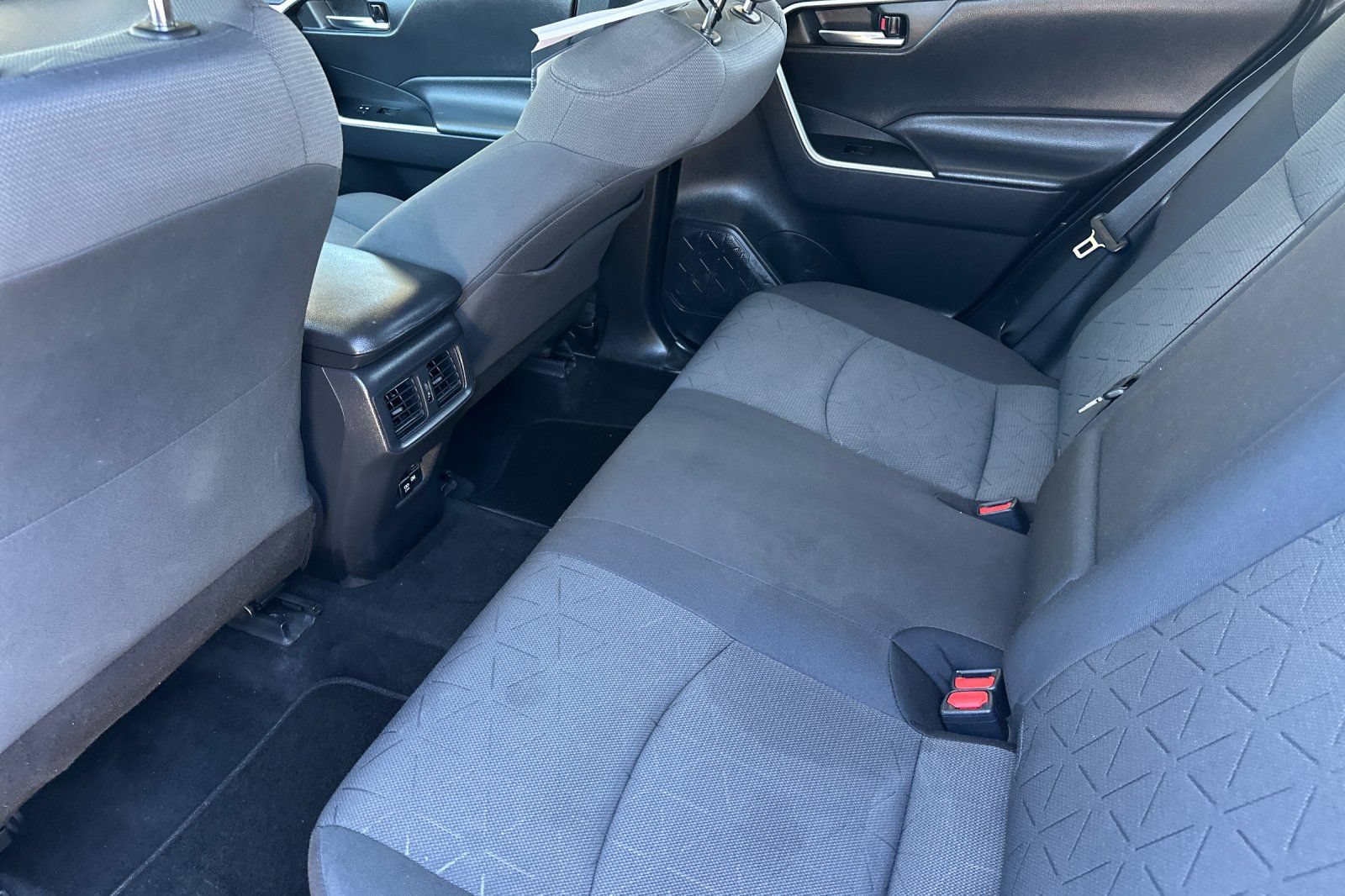 Used 2021 Toyota RAV4 XLE AWD/4WD image 18