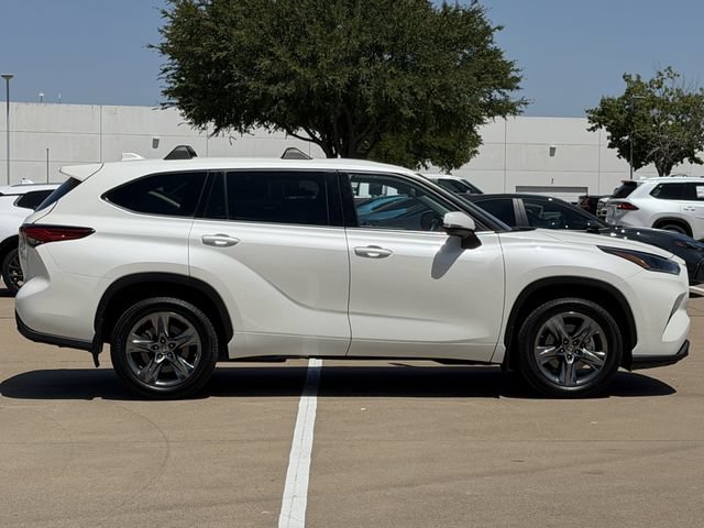 Used 2021 Toyota Highlander LE FWD image 3