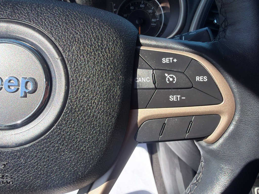 Used 2016 Jeep Cherokee Latitude w/ Cold Weather Group AWD/4WD image 10