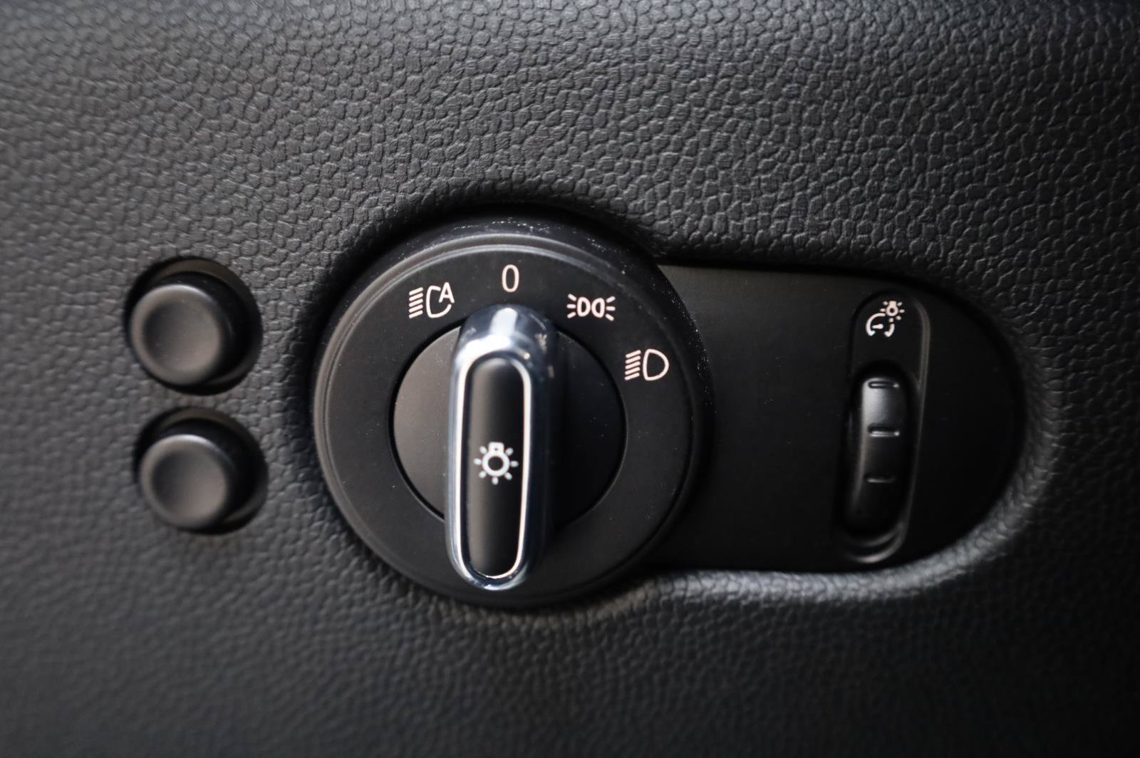 Used 2015 MINI Cooper 4-Door Hardtop FWD image 33